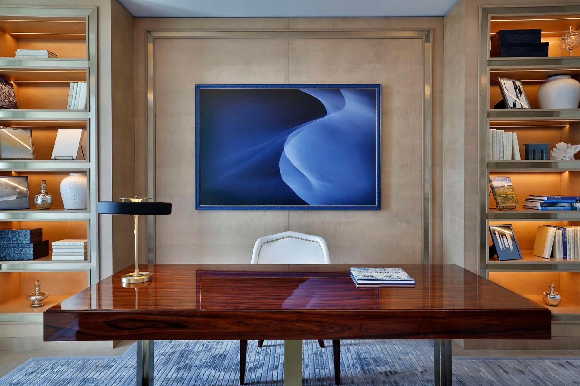 Waldorf Astoria Doha Lusail Kültér fotó A work space in a suite at The Ritz-Carlton, Boston